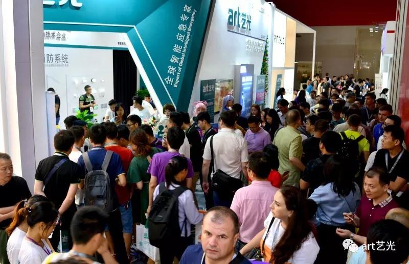 如此火爆的現(xiàn)場你見過嗎？藝光cosplay校花創(chuàng)意秀燃爆照明展